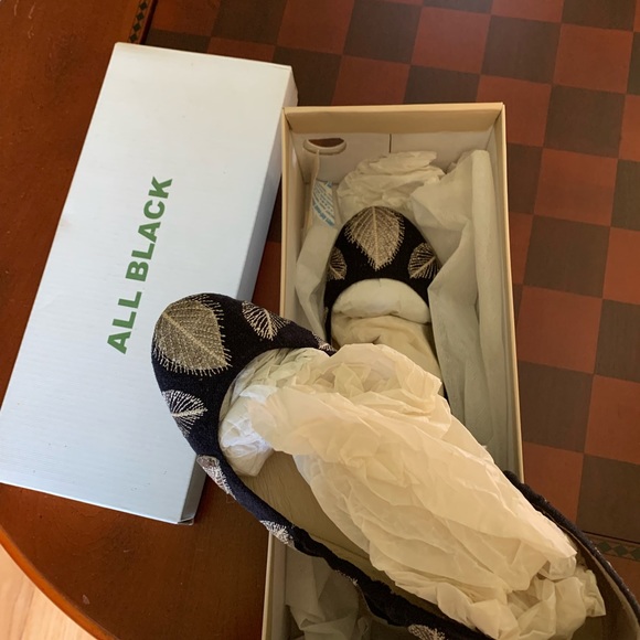 All Black Shoes - ALL BLACK ANTHROPOLOGIE EMBROIDERED FLATS -SIZE 6.5